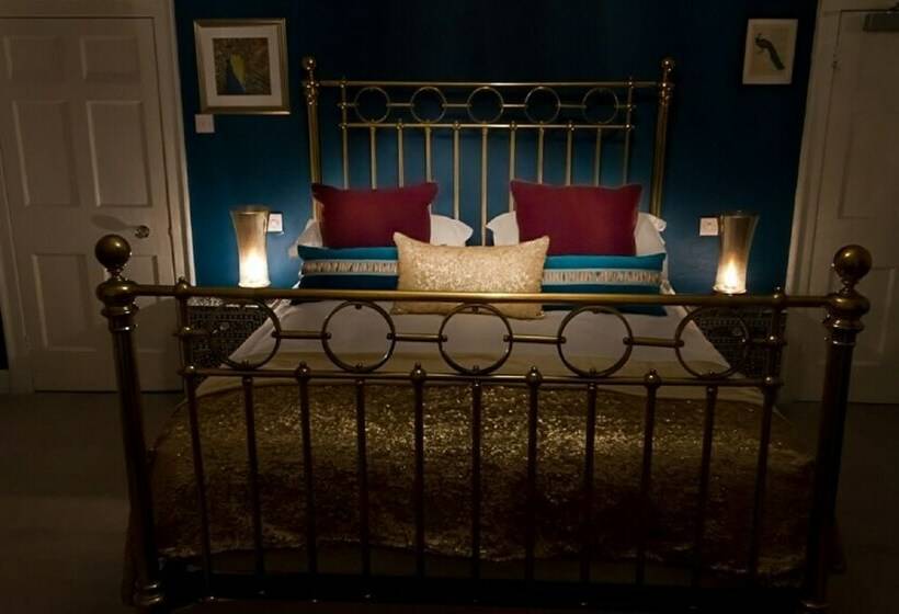 Номер Стандарт, St Johns House Lichfield