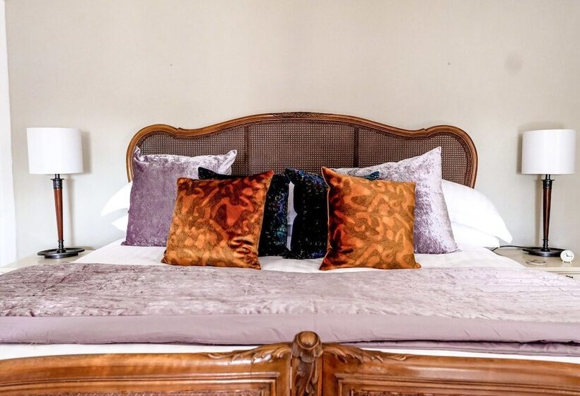 جناح, St Johns House Lichfield