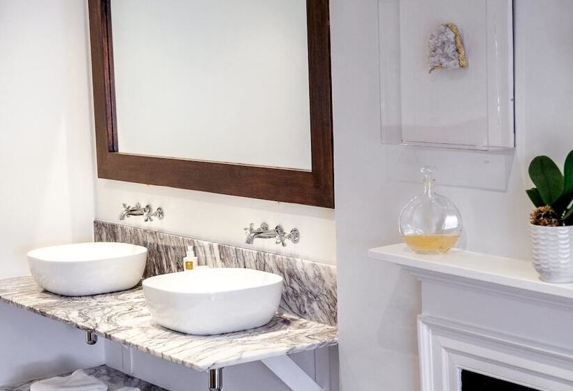 جناح, St Johns House Lichfield