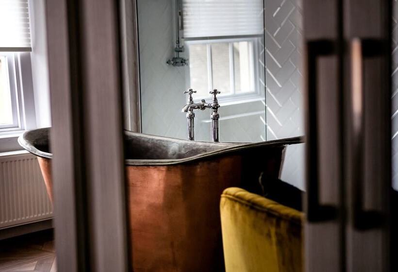 جناح, St Johns House Lichfield