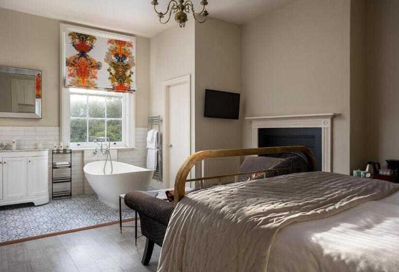 Номер Стандарт, St Johns House Lichfield