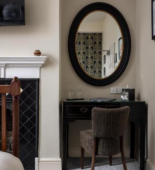 Номер Стандарт, St Johns House Lichfield