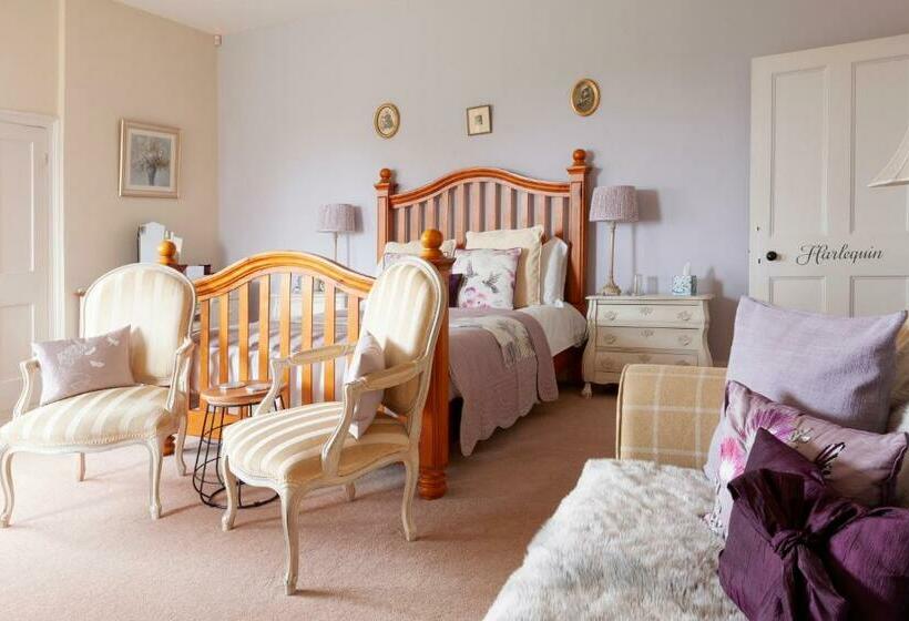 ファミリールーム, Goss Hall