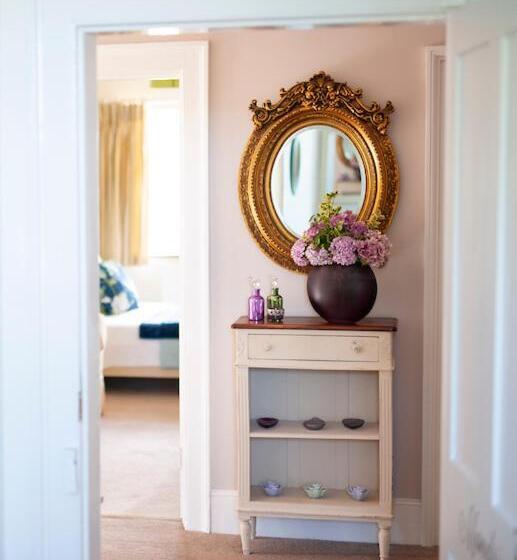 ガーデンビュースタンダードルーム, Goss Hall