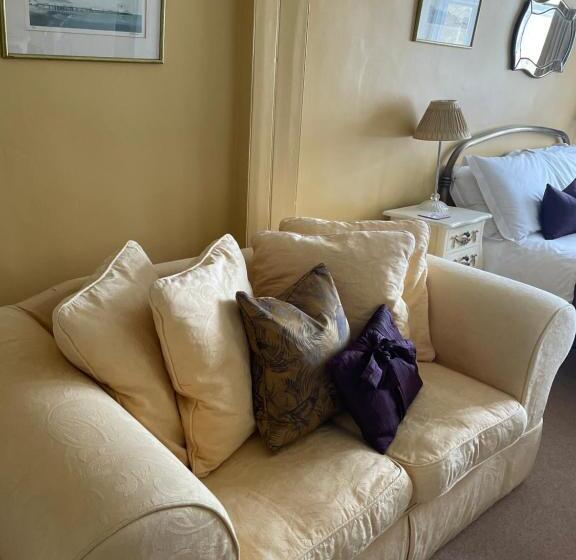 ガーデンビュースタンダードルーム, Goss Hall