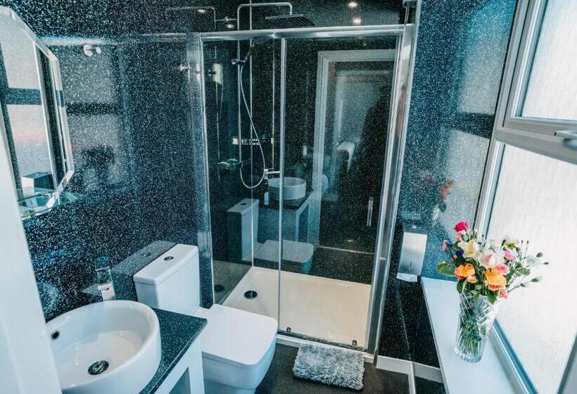 豪华三人间, Minerva