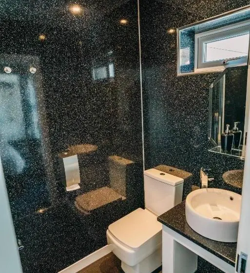 Deluxe Neljän Hengen Huone, Minerva