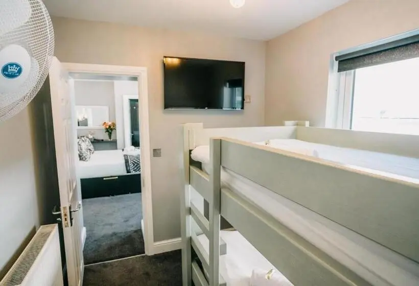 Deluxe Neljän Hengen Huone, Minerva