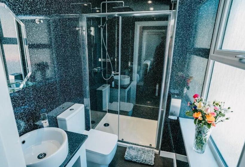 豪华三人间, Minerva