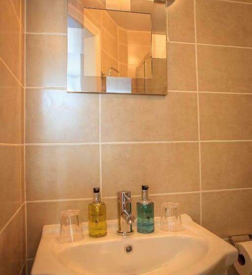 غرفة سوبيريور, Arvon House