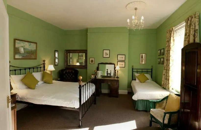 Superior-perhehuone, Holywell House