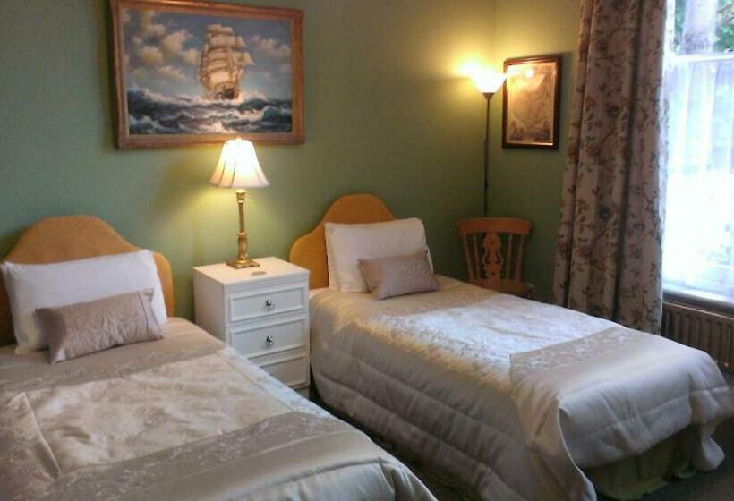 スーペリアールーム, Holywell House