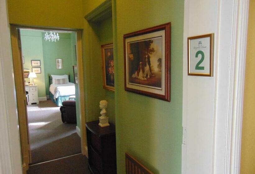 スーペリアファミリールーム, Holywell House