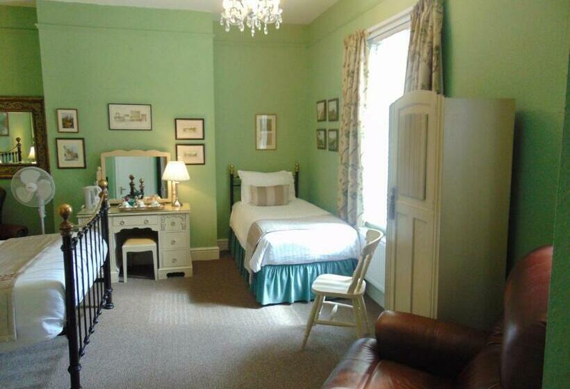 スーペリアファミリールーム, Holywell House