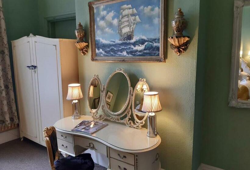 スーペリアールーム, Holywell House