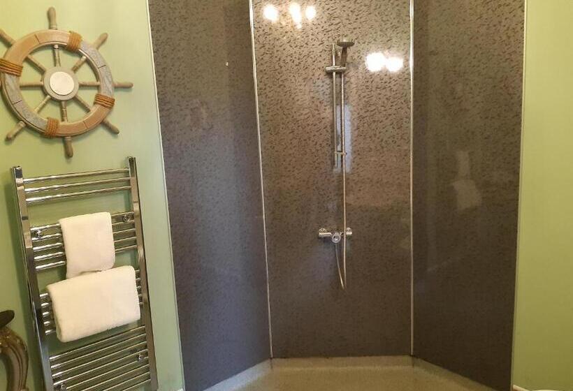 スーペリアールーム, Holywell House