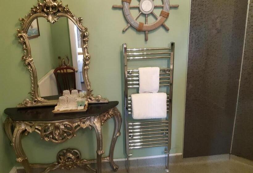 スーペリアールーム, Holywell House