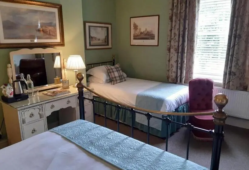 Superior-perhehuone, Holywell House