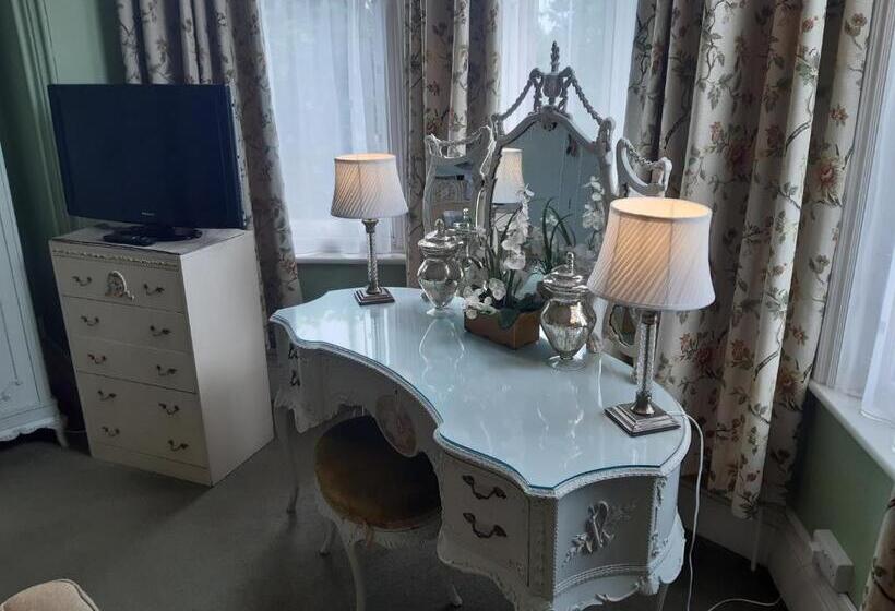 スーペリアールーム, Holywell House