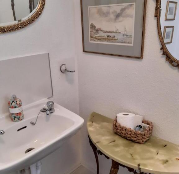 スタンダードトリプルルーム, Holywell House