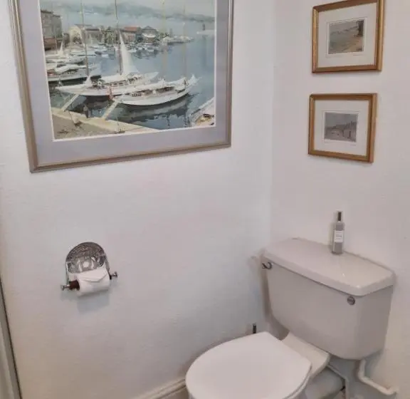 Standard Kolmen Hengen Huone, Holywell House