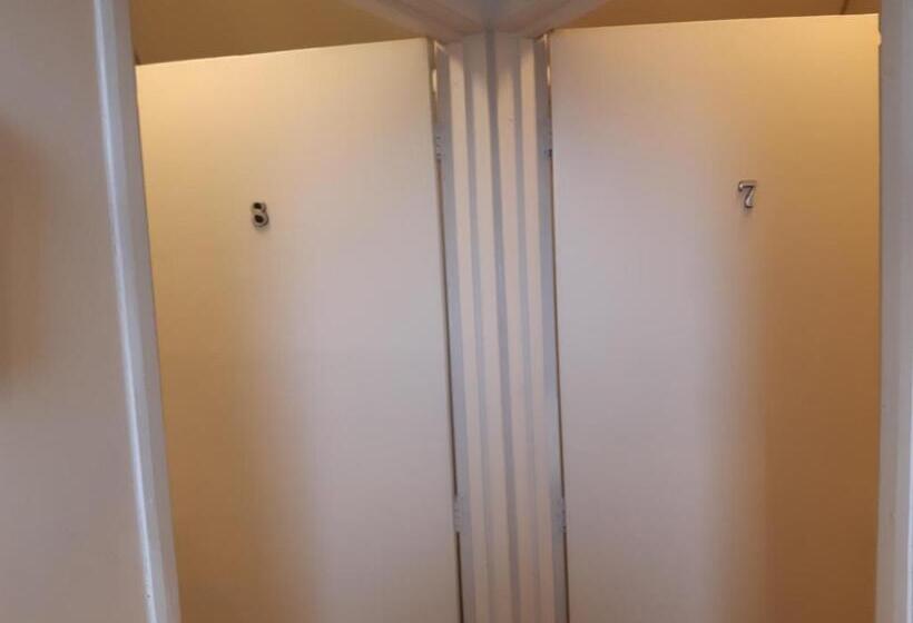 ファミリールーム, Holywell House