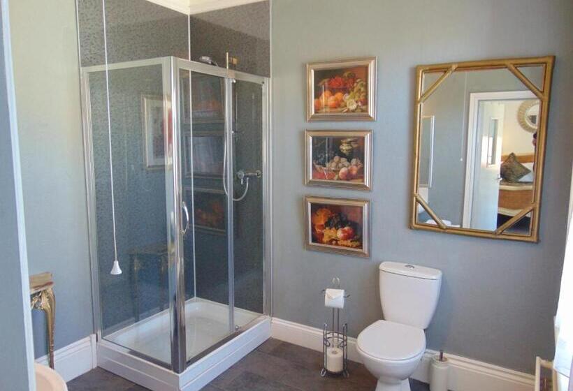 スーペリアファミリールーム, Holywell House