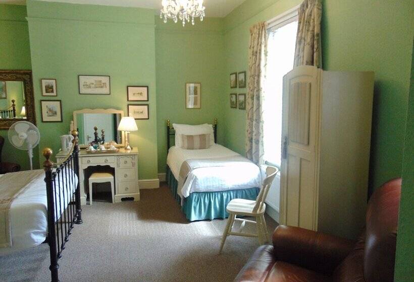 ファミリールーム, Holywell House