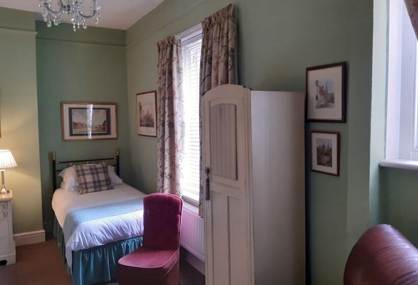Семейный Номер, Holywell House