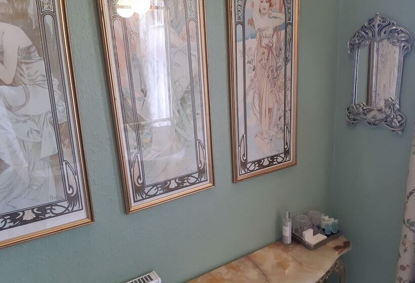 スーペリアールーム, Holywell House