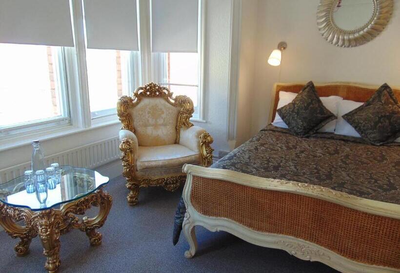 スーペリアファミリールーム, Holywell House