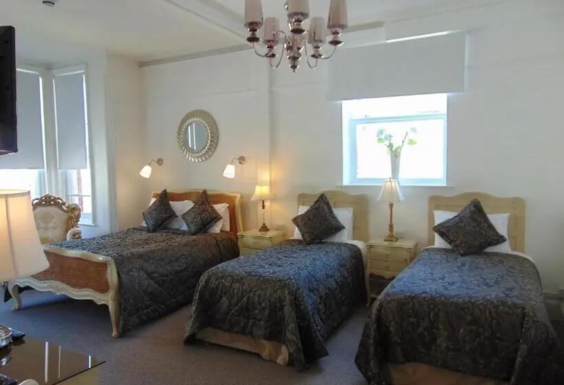 Superior-perhehuone, Holywell House