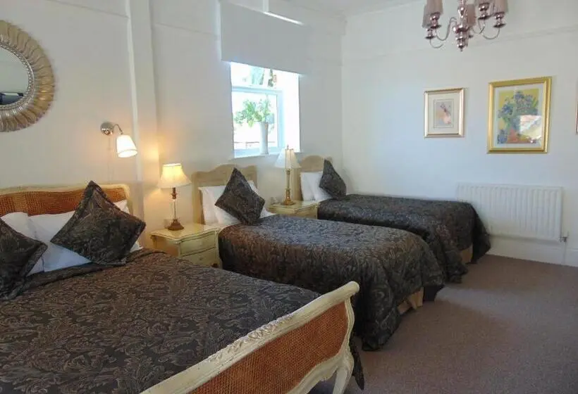 Superior-perhehuone, Holywell House