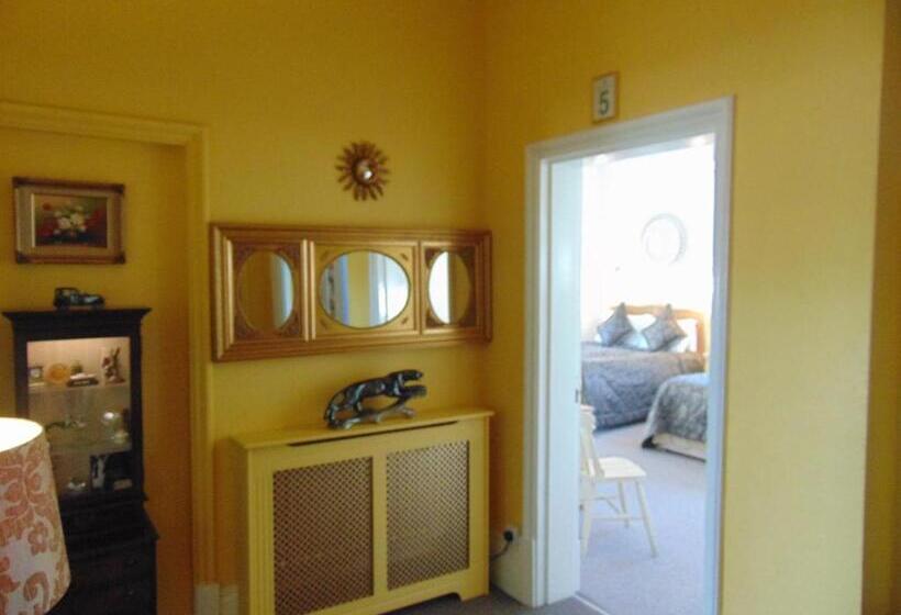 スーペリアファミリールーム, Holywell House