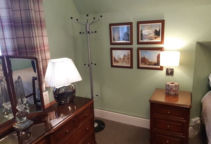 ファミリールーム, Holywell House