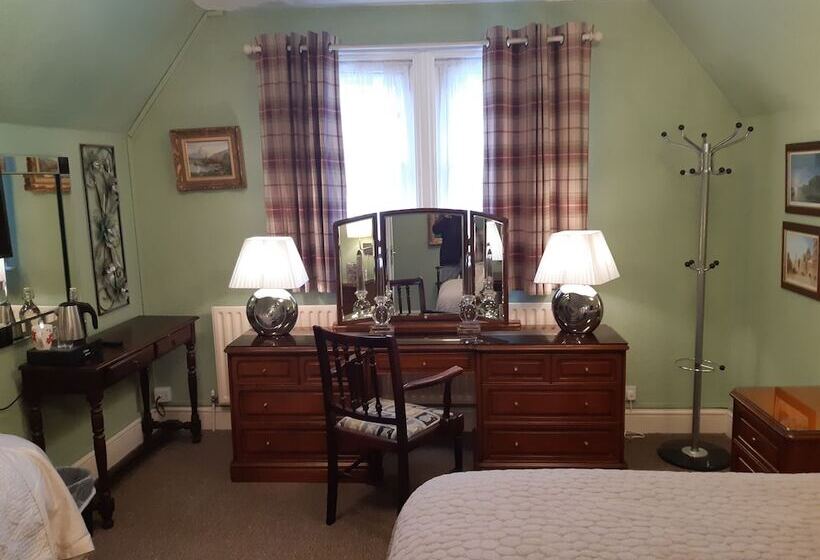 Семейный Номер, Holywell House