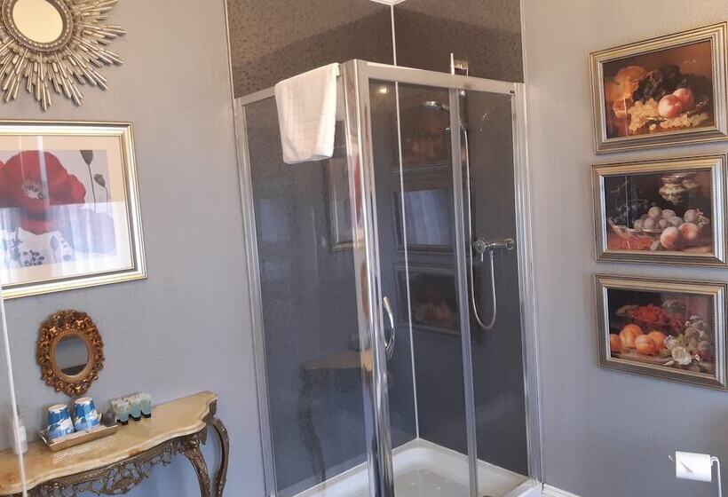 ファミリールーム, Holywell House