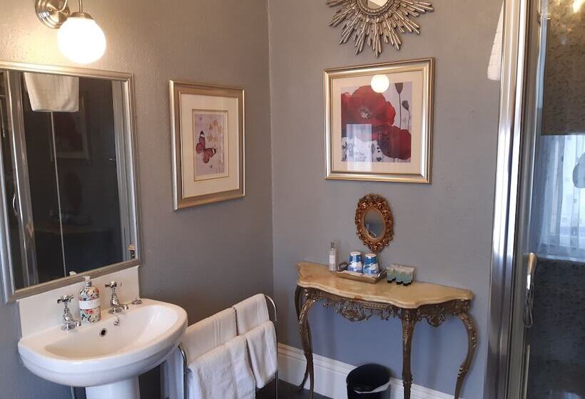 ファミリールーム, Holywell House