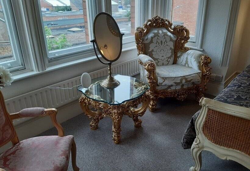 Семейный Номер, Holywell House