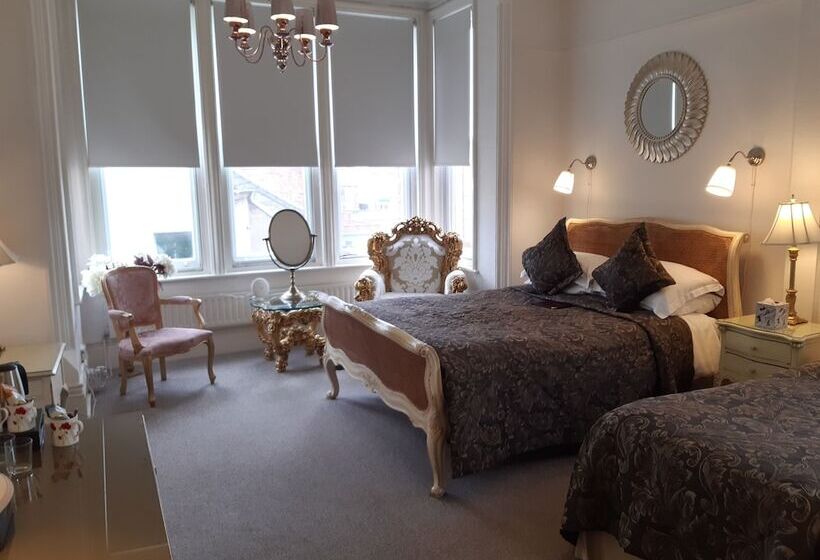 ファミリールーム, Holywell House