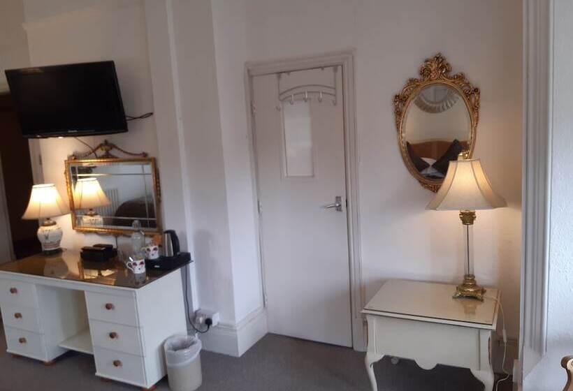 ファミリールーム, Holywell House