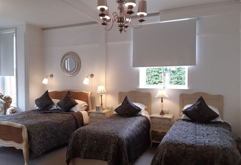 Семейный Номер, Holywell House