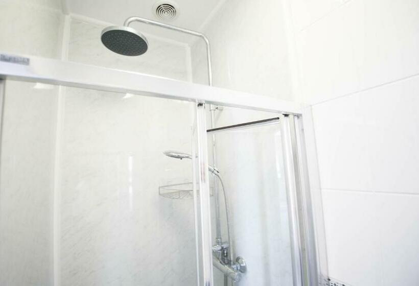 スタンダードルーム, No 10 Treverbyn Road