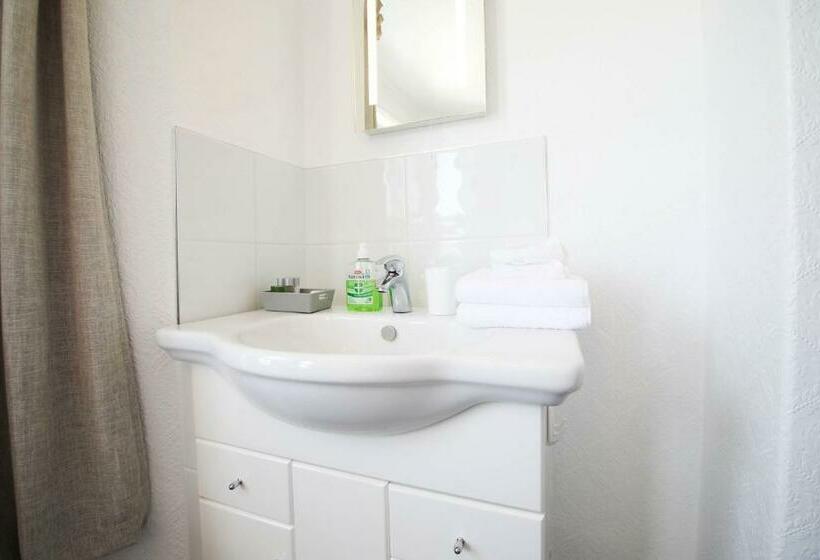 スタンダードルーム, No 10 Treverbyn Road