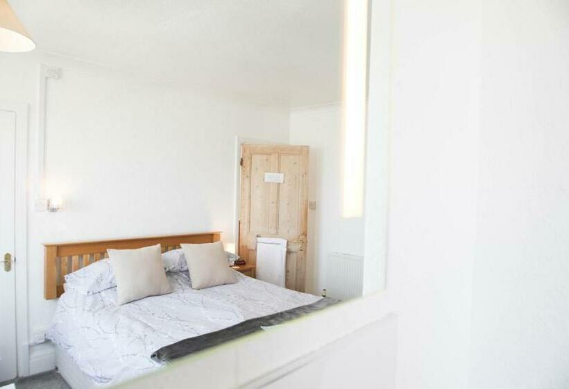 スタンダードルーム, No 10 Treverbyn Road