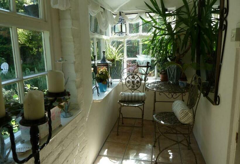 Номер Стандарт Вид на Сад, Queen Anne House