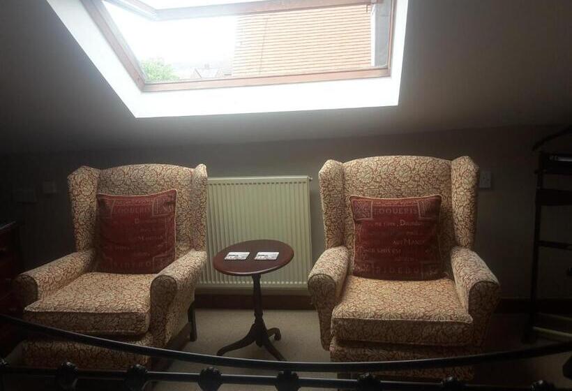 高级大房间, The Breverton