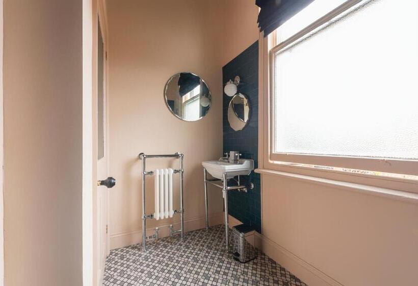 Quarto Estandar, The Coach House