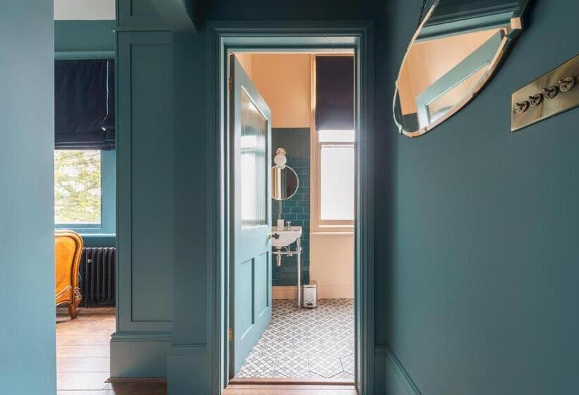 Quarto Estandar, The Coach House