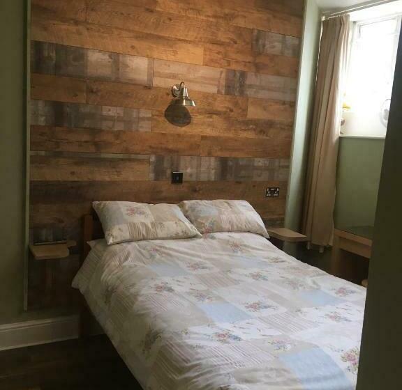 חדר משפחתי, Kings Arms Inn